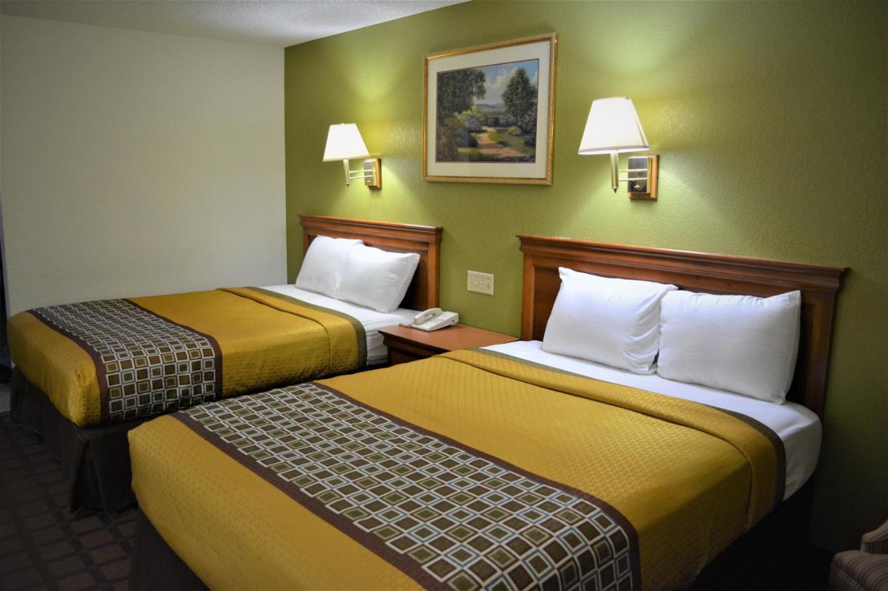 Bloomer Inn & Suites 외부 사진