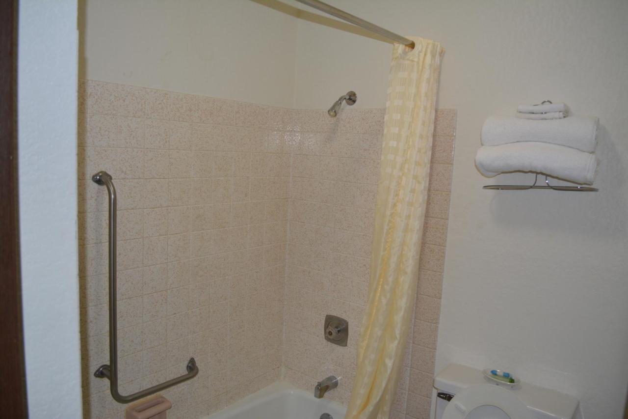 Bloomer Inn & Suites 외부 사진