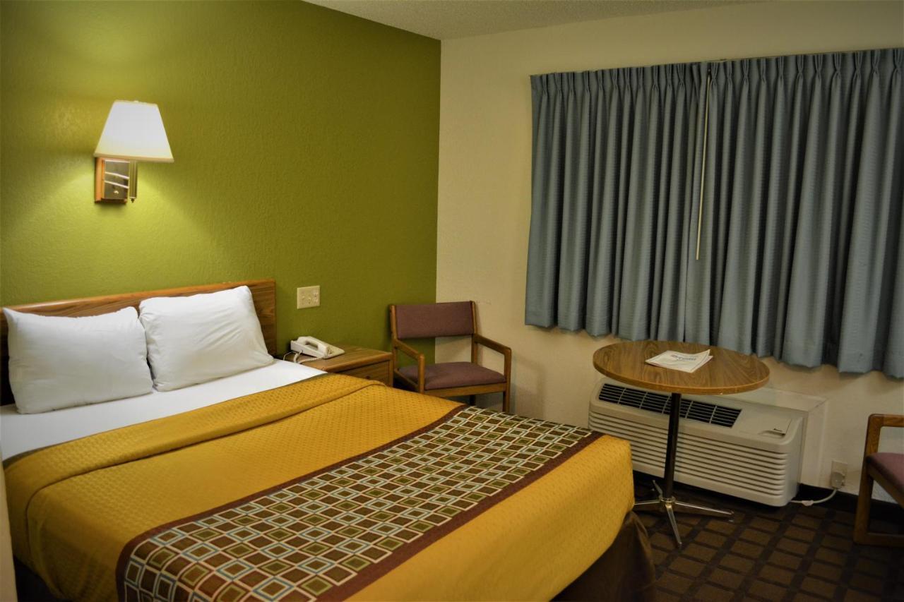 Bloomer Inn & Suites 외부 사진