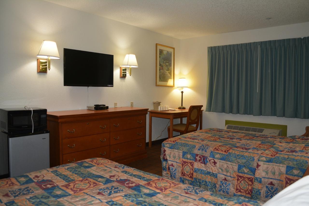 Bloomer Inn & Suites 외부 사진