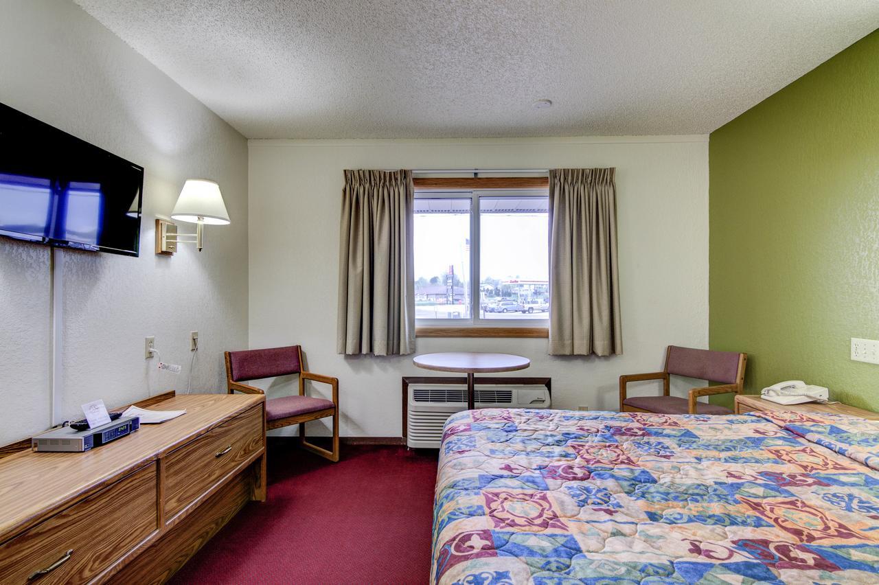 Bloomer Inn & Suites 외부 사진