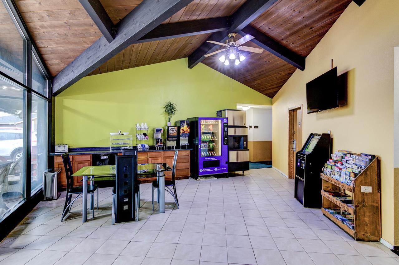 Bloomer Inn & Suites 외부 사진