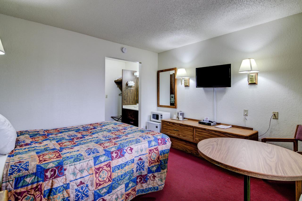Bloomer Inn & Suites 외부 사진