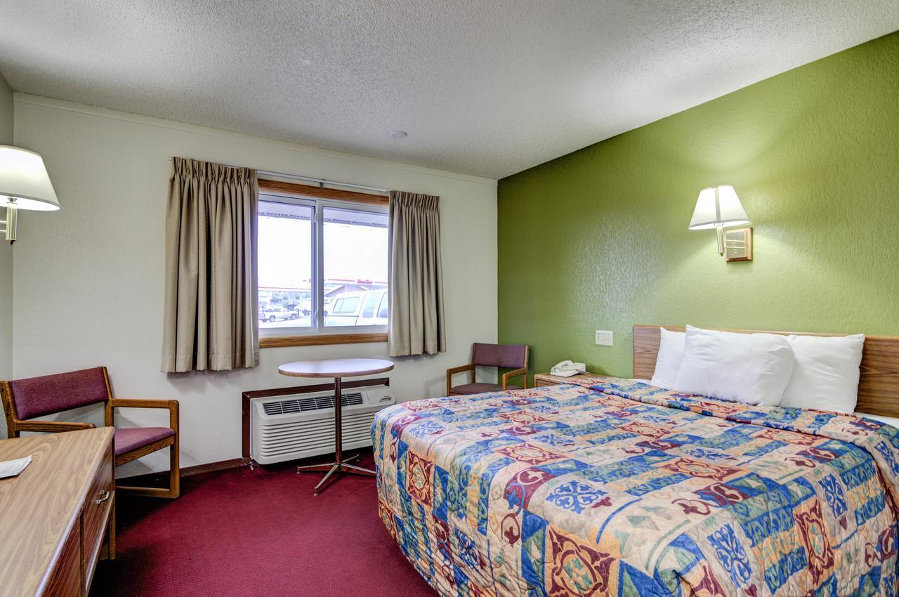 Bloomer Inn & Suites 외부 사진