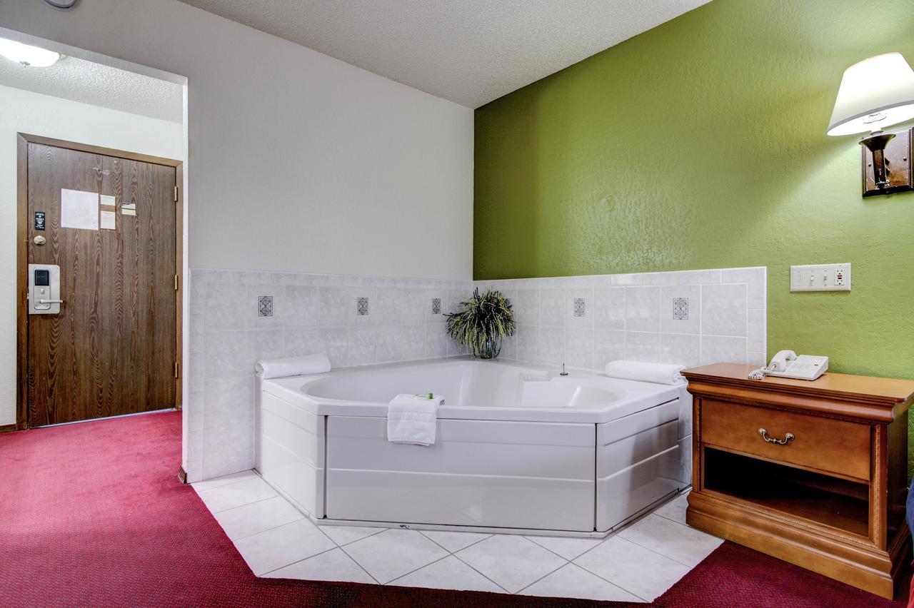 Bloomer Inn & Suites 외부 사진