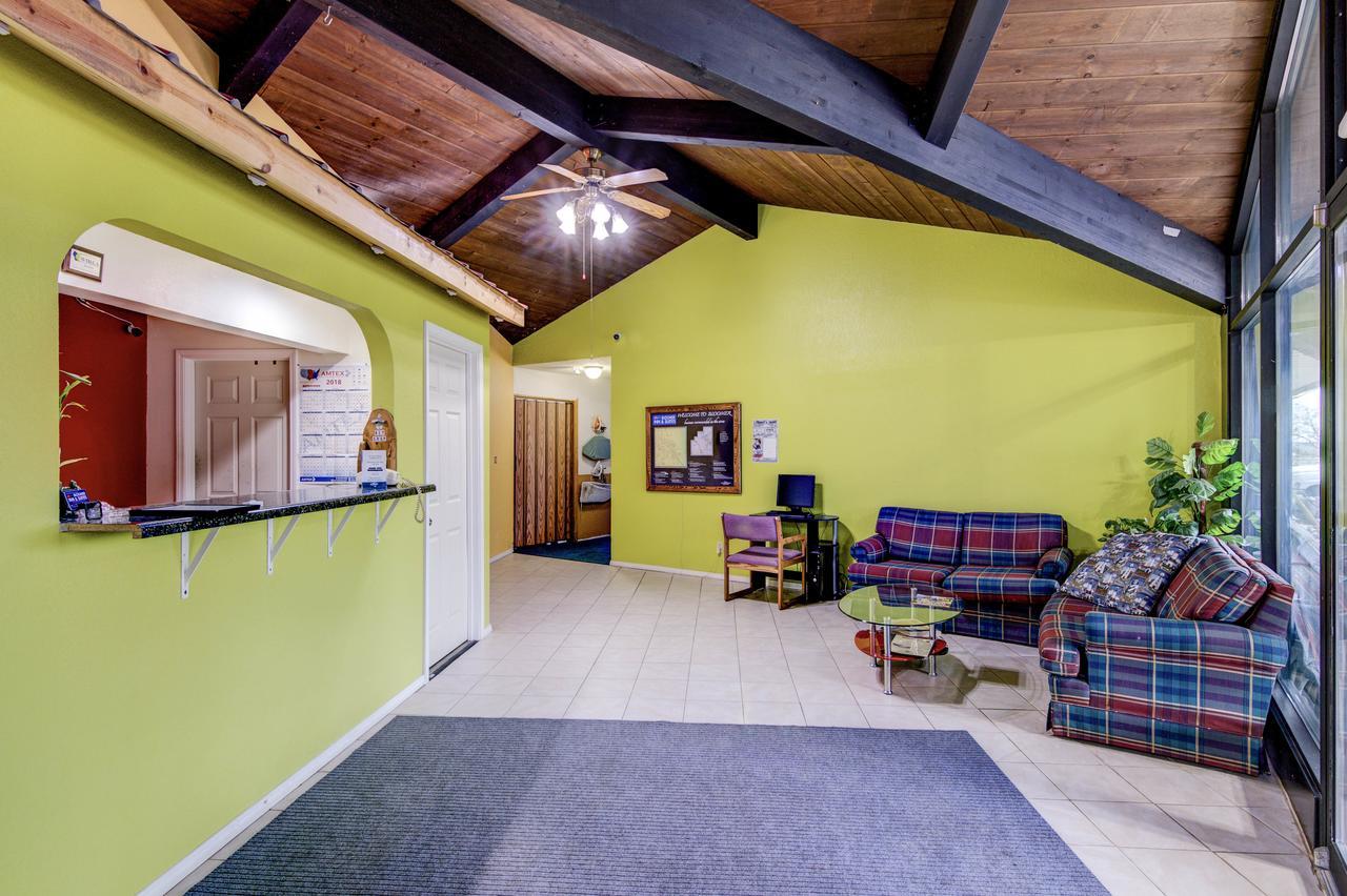 Bloomer Inn & Suites 외부 사진