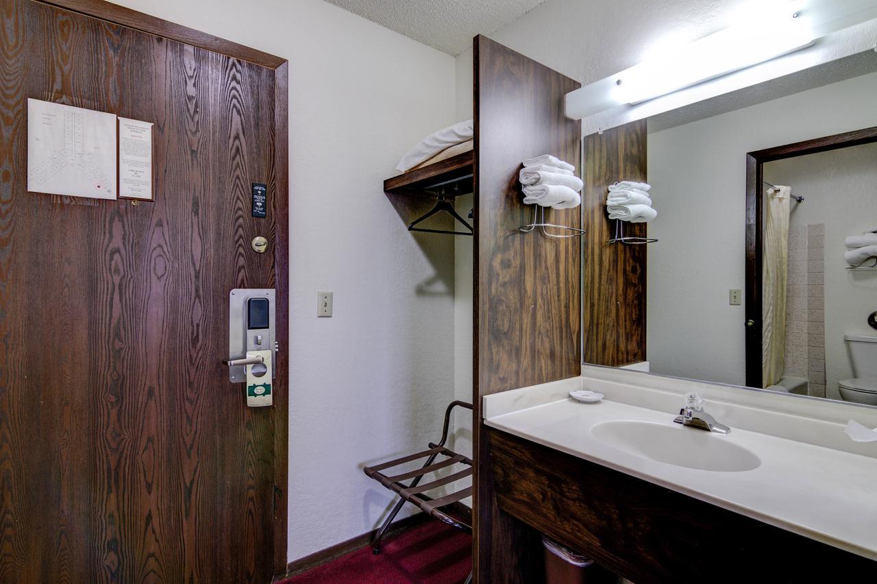Bloomer Inn & Suites 외부 사진