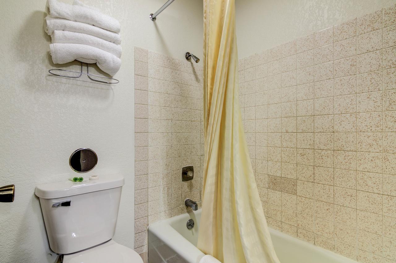 Bloomer Inn & Suites 외부 사진