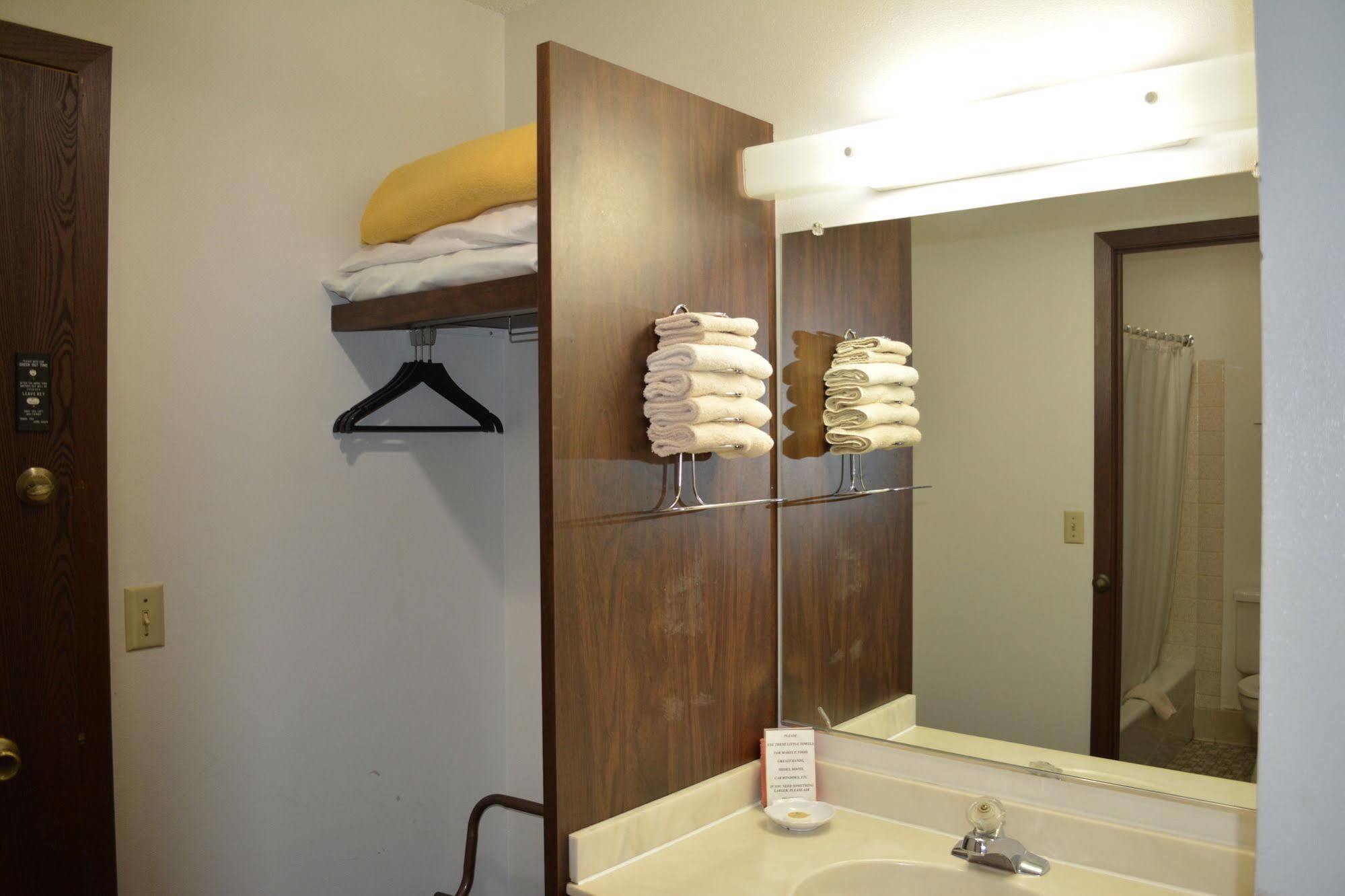 Bloomer Inn & Suites 외부 사진