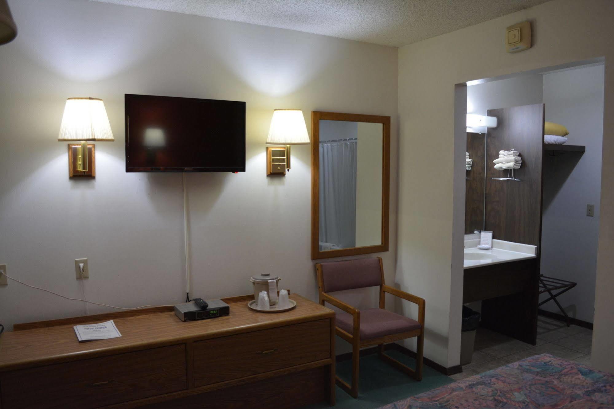 Bloomer Inn & Suites 외부 사진