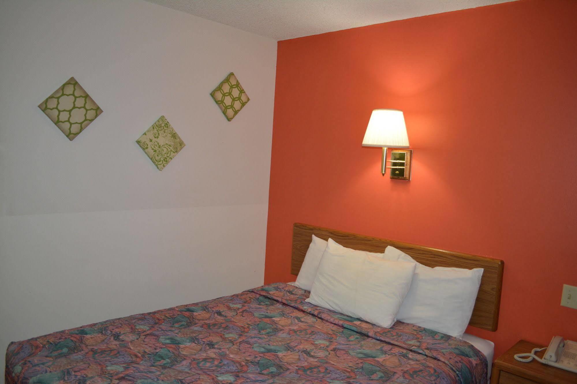 Bloomer Inn & Suites 외부 사진