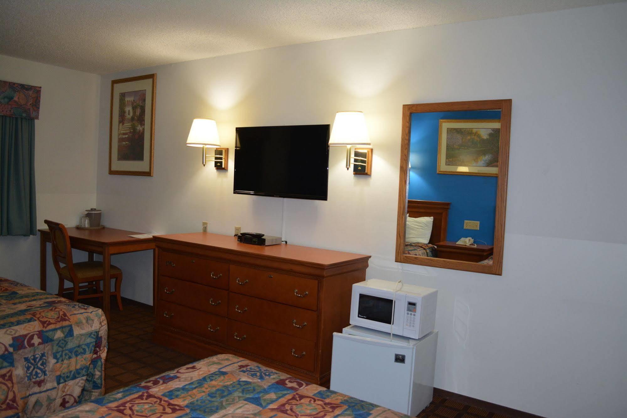 Bloomer Inn & Suites 외부 사진